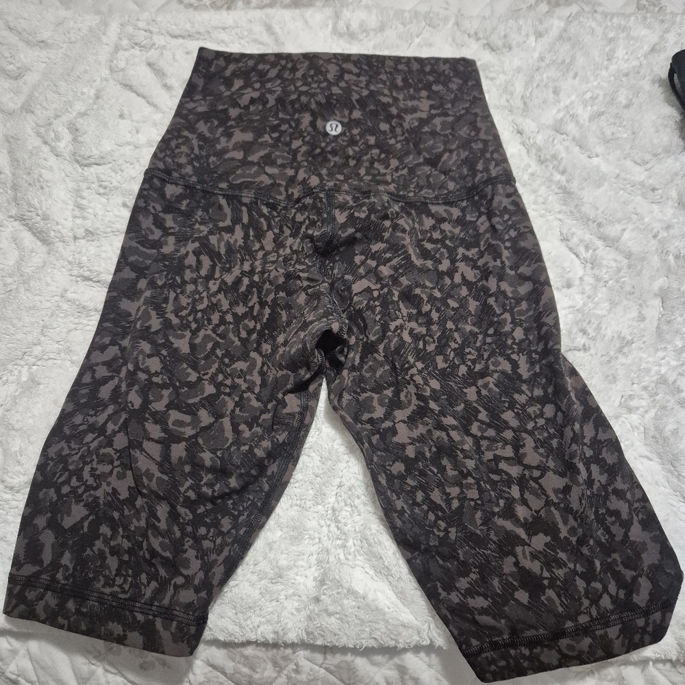 lululemon athletica Black and Brown Camo Patterned Bike Shorts..size:4 - Picture 7 of 11